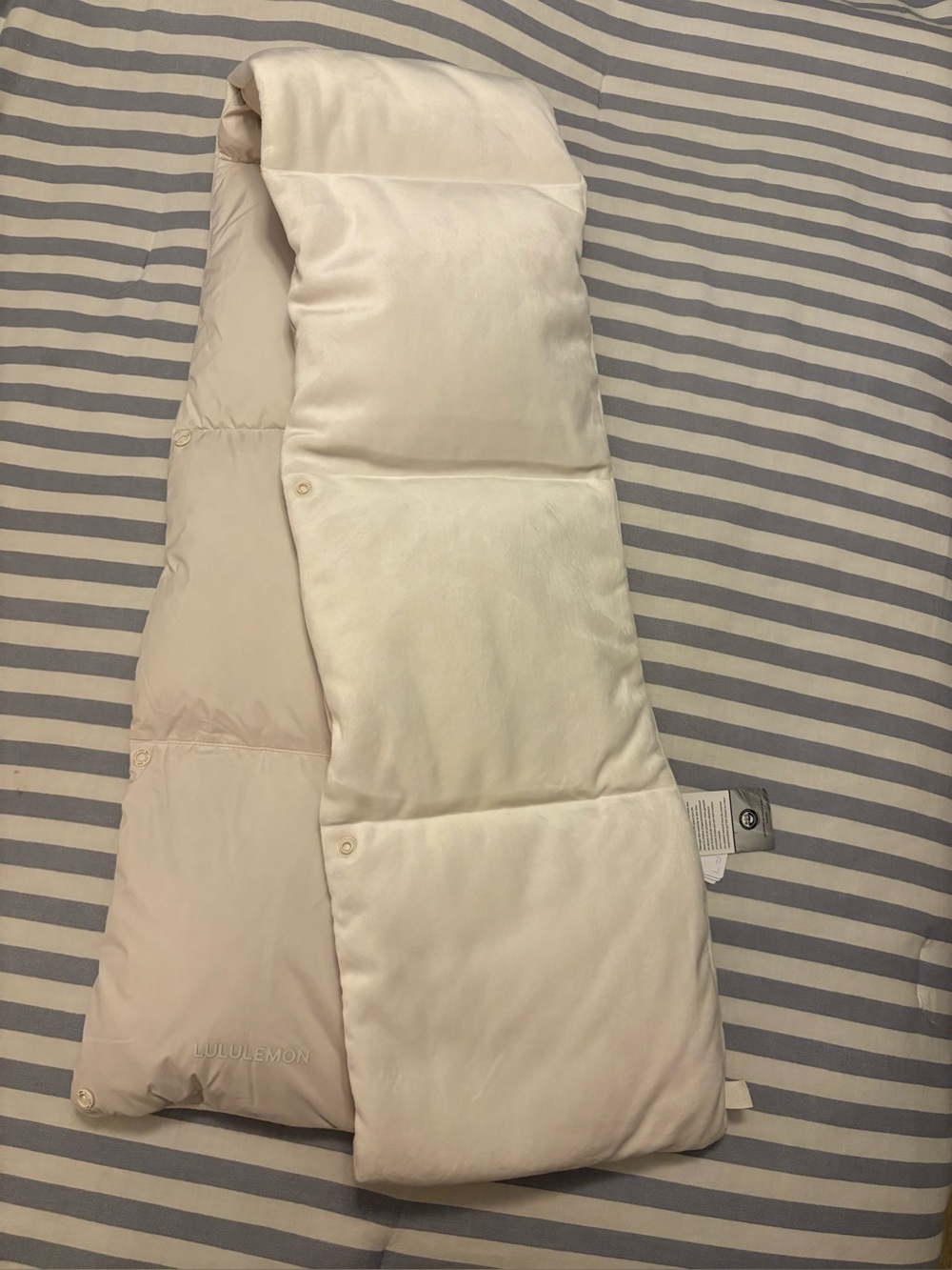 Lululemon Down Wunder Puff
Velour Scarf Ivory $98